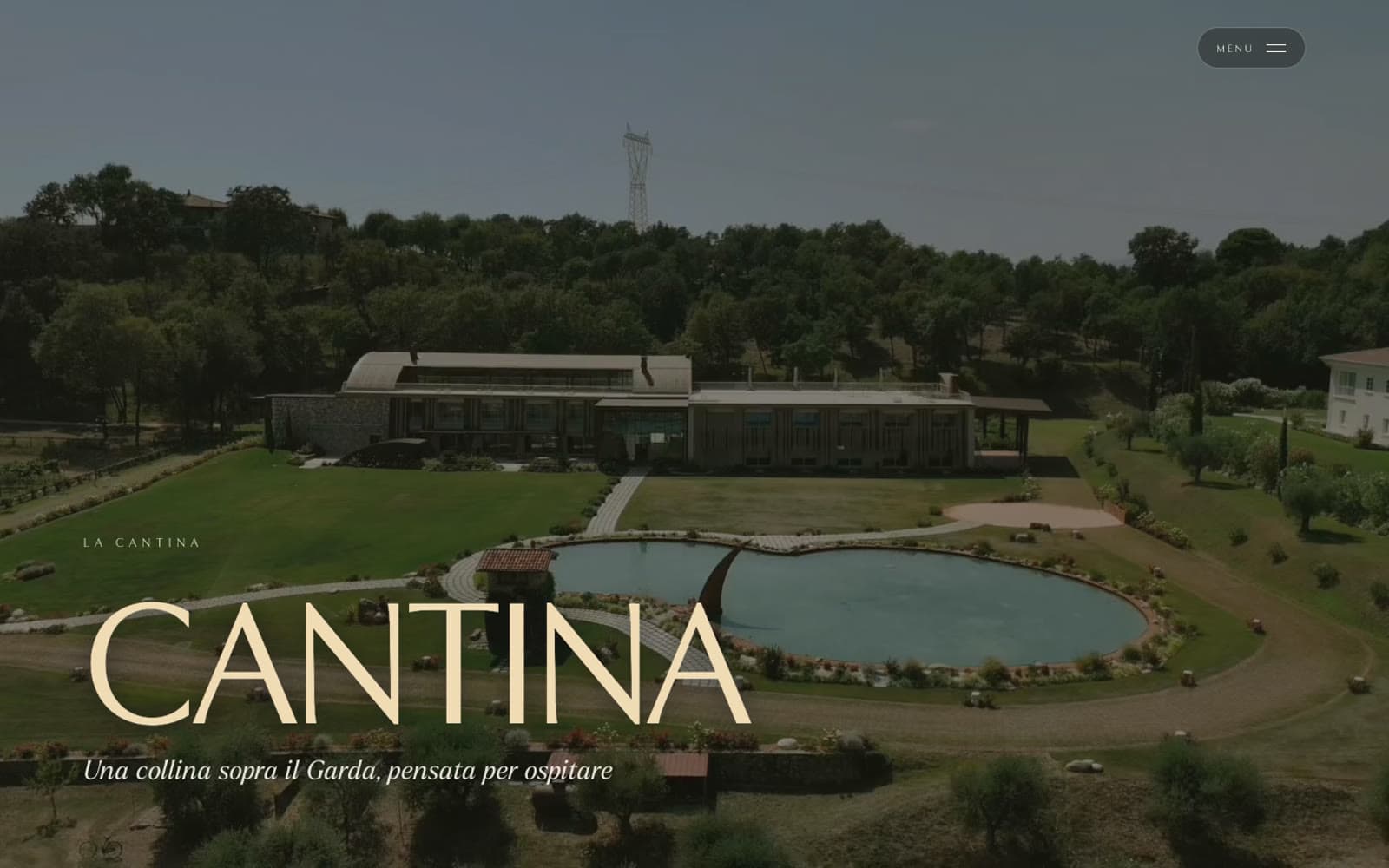 L'apertura della pagina Cantina, con la tenuta vista dal drone e il laghetto