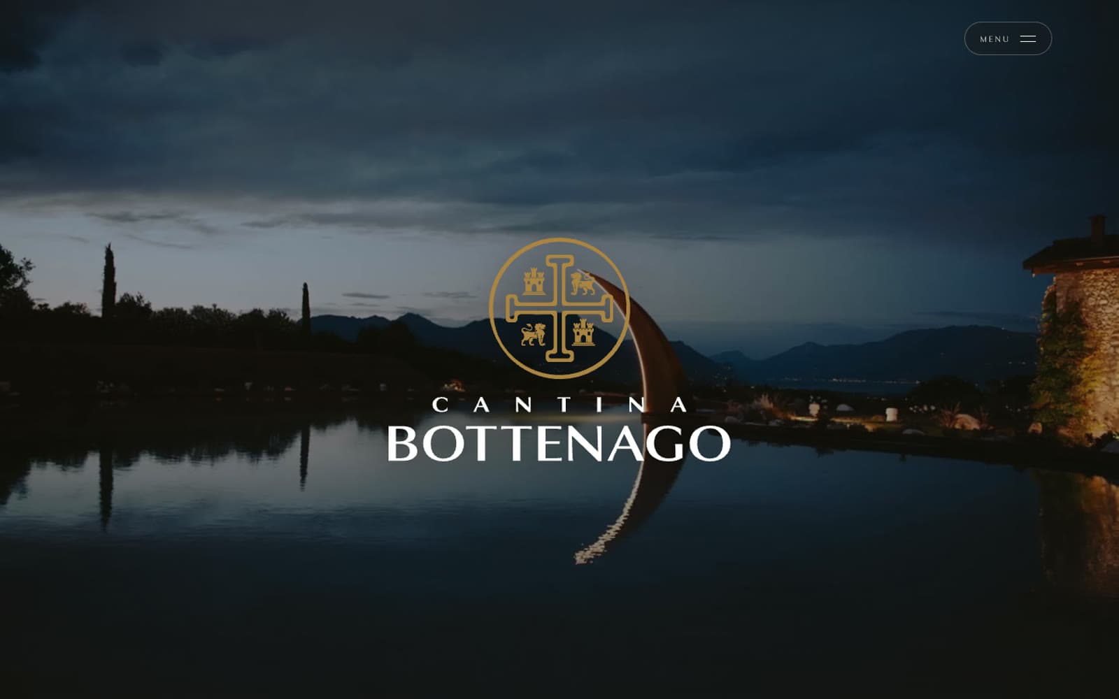 La home di Cantina Bottenago, con il marchio sopra il lago al tramonto