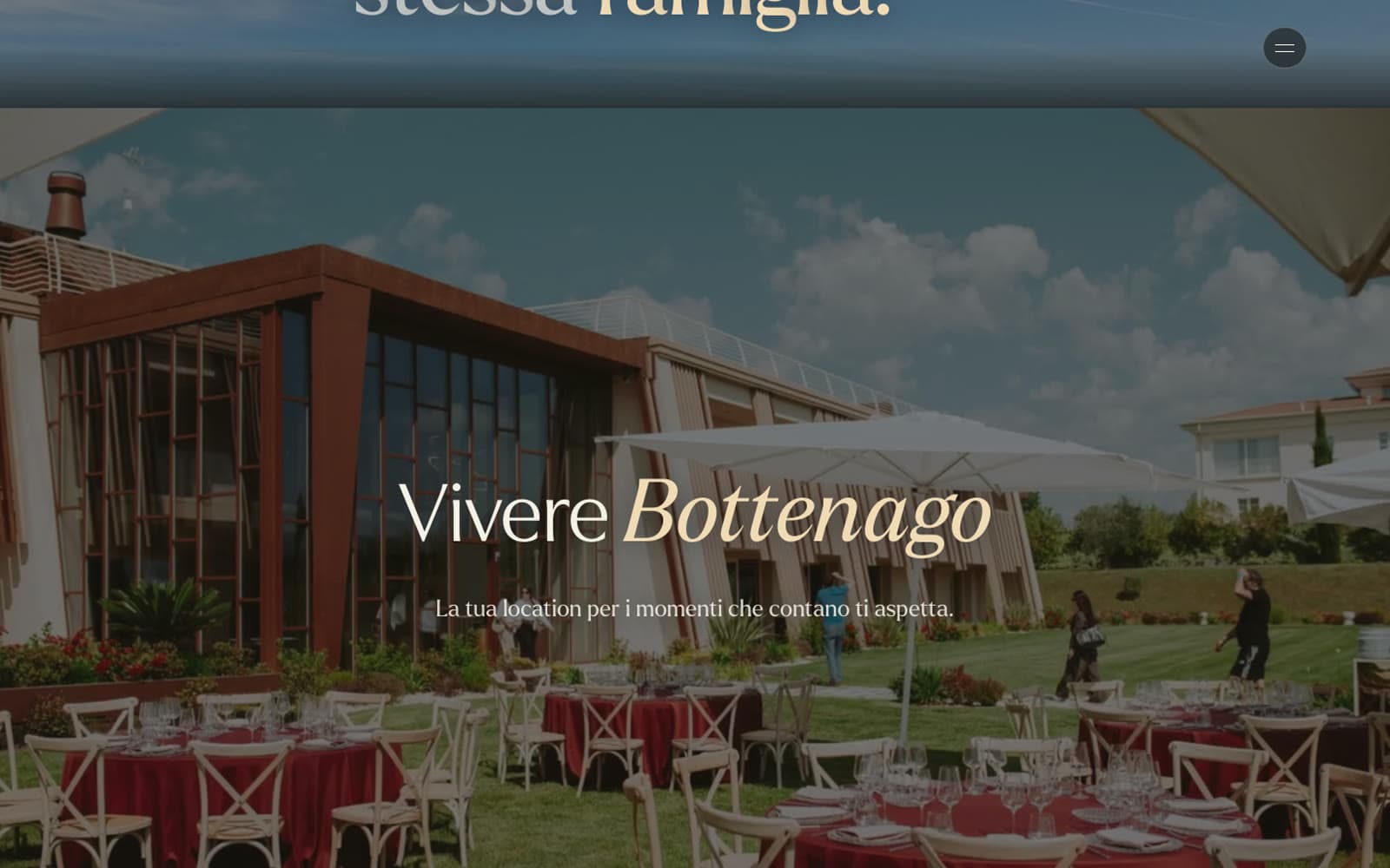 La sezione Vivere Bottenago, con i tavoli apparecchiati all'aperto davanti alla cantina