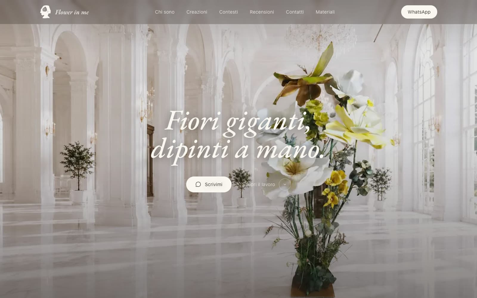La home del sito, Fiori giganti, dipinti a mano, con un grande fiore su stelo