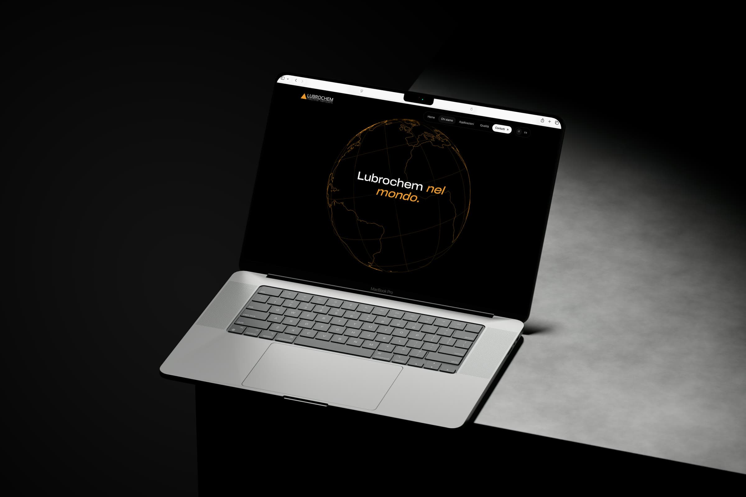 La pagina Lubrochem nel mondo, con il globo tracciato in arancio, su un portatile
