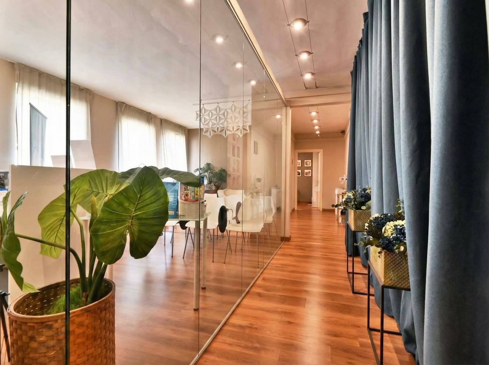 Lo studio Metodo Bianchini, con pareti in vetro e parquet
