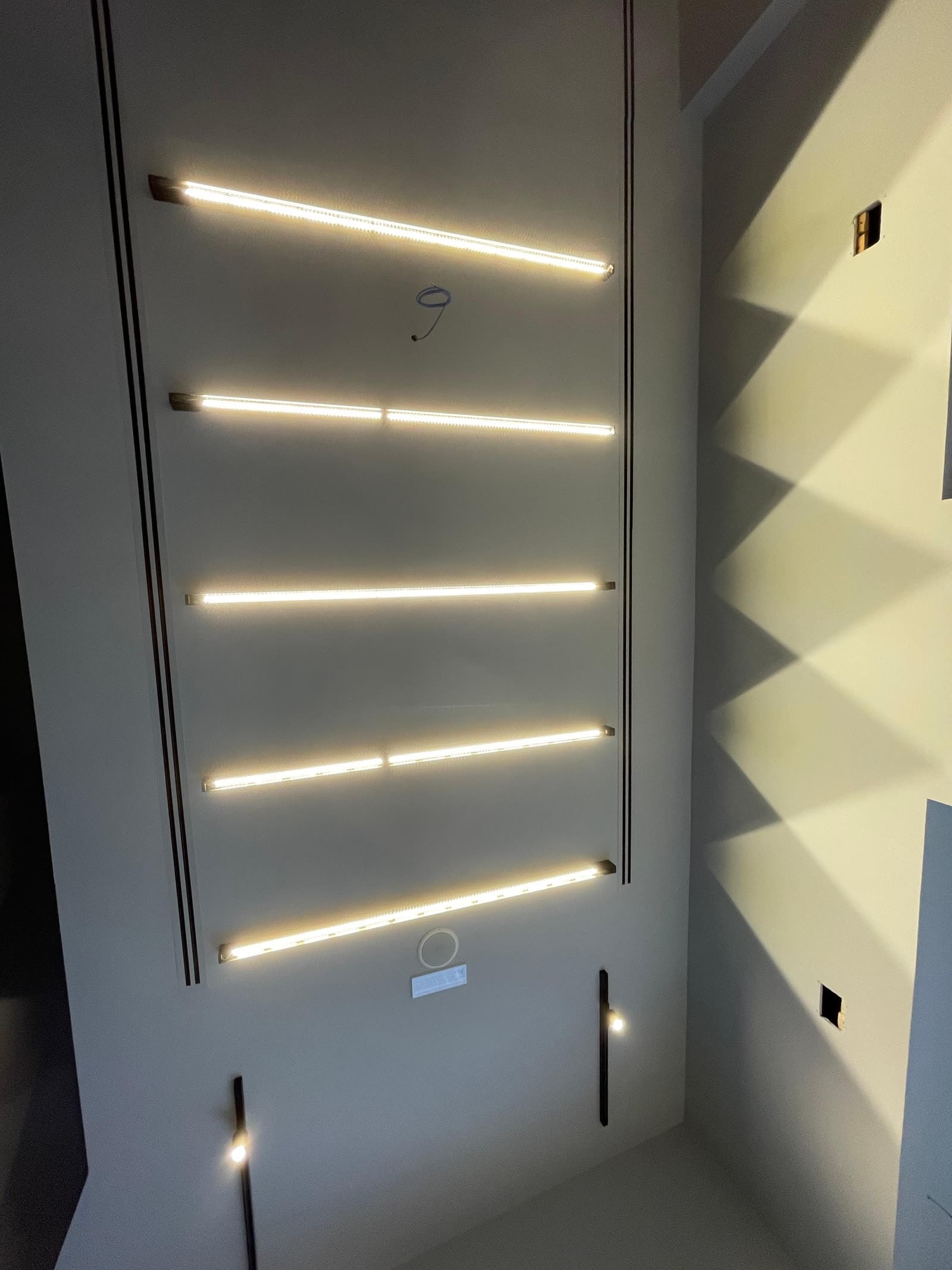 Strisce LED orizzontali sulla parete espositiva di un negozio
