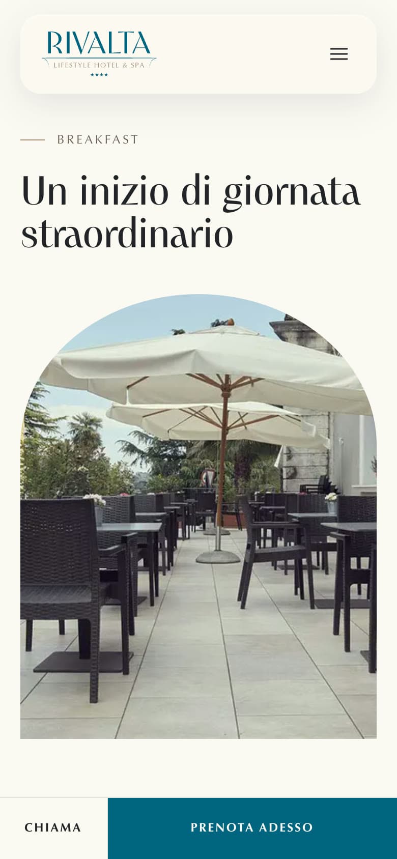 La pagina Breakfast sul telefono, con la terrazza sotto gli ombrelloni