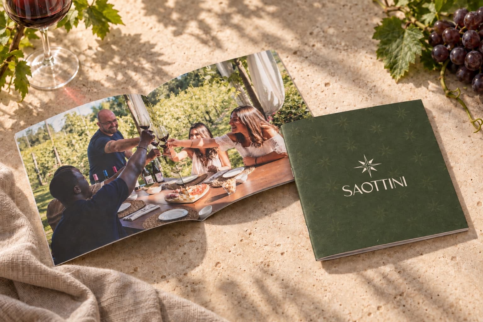 La brochure stampata, aperta accanto alla sua copertina verde