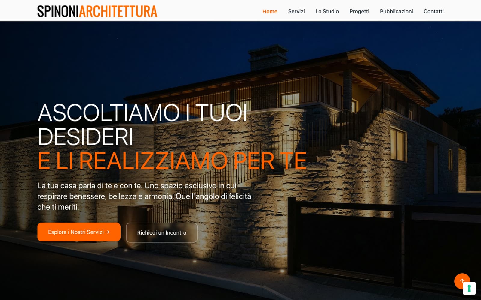La home dello Studio Spinoni, Ascoltiamo i tuoi desideri e li realizziamo per te, sopra una casa in pietra illuminata di sera