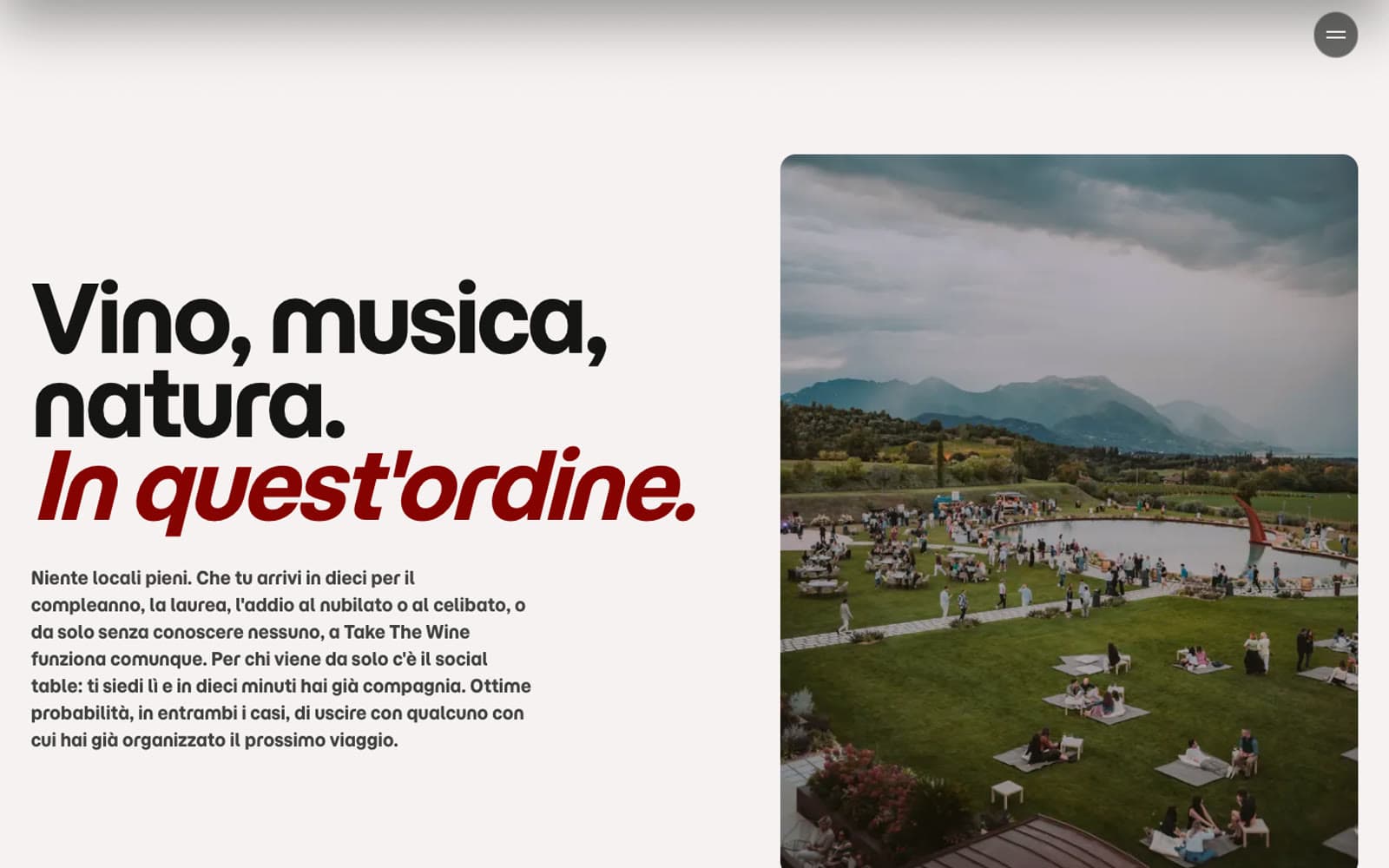 La sezione di presentazione della home, con una foto di una serata all'aperto