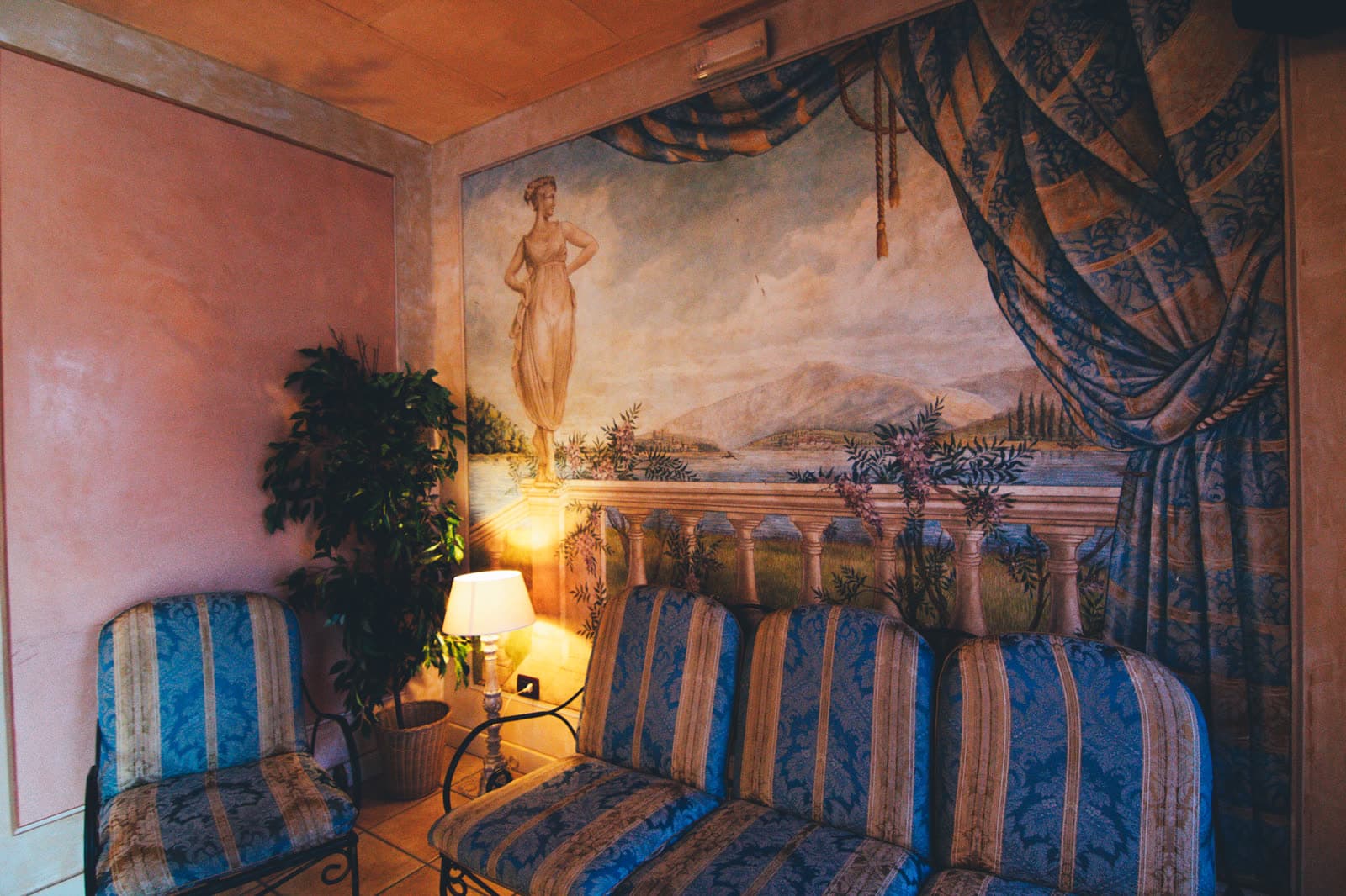 La sala d'attesa del centro, con l'affresco alla parete e i divani a righe