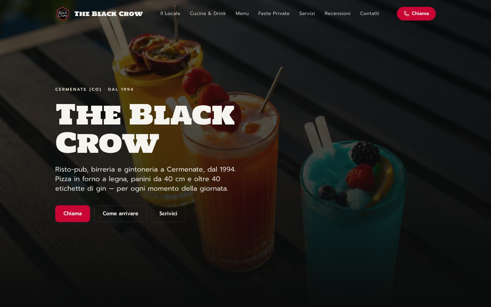 La home del sito con tre cocktail colorati sul tavolo e i pulsanti Chiama, Come arrivare, Scrivici